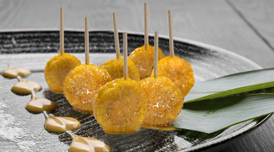 Piruletas de maíz con crujiente de caramelo